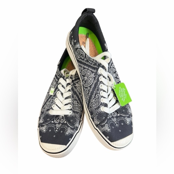 Cariuma Low Black and White Bandana Canvas Sneaker